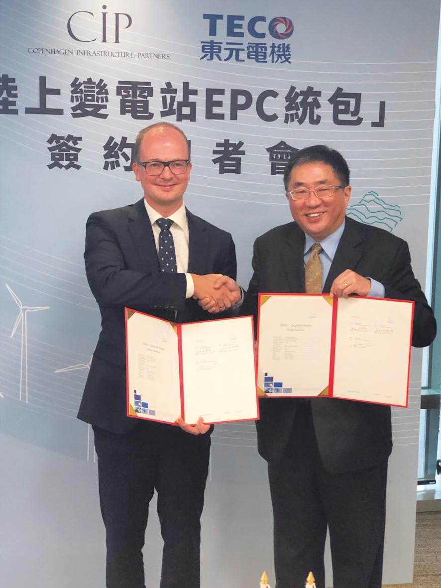 CIP臺灣區(qū)執(zhí)行長侯奕愷（左）、東元代理總經(jīng)理連昭志昨（5）日共同簽署變電站建置統(tǒng)包合約。圖／沉美幸
