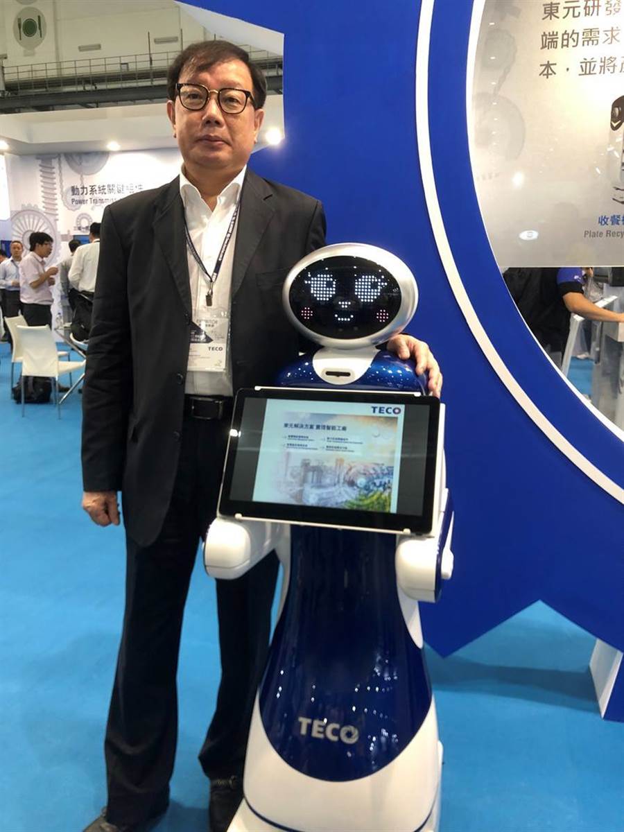 東元電機(jī)新開發(fā)導(dǎo)覽機(jī)器人今首度曝光，負(fù)責(zé)全桉的東元協(xié)理林勝泉。圖／沉美幸