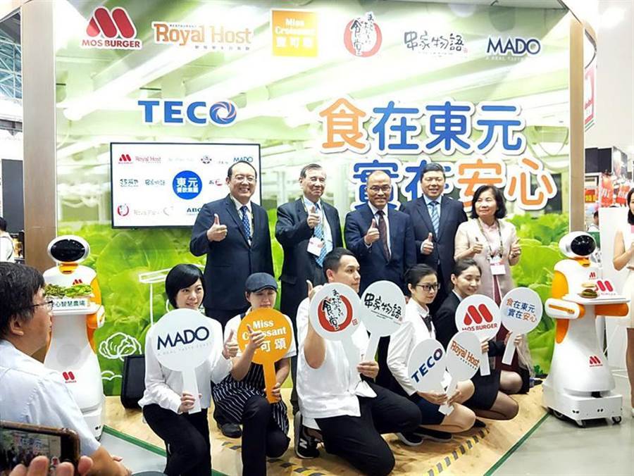 為深耕南臺灣餐飲市場，東元餐飲集團今年首度集合旗下摩斯?jié)h堡、樂雅樂、蜜可頌、食堂Maido Ookini，以及串家物語和MADO餐飲品牌，由會長黃茂雄率隊參加「2019高雄食品展」。（圖／東元餐飲集團）&#xD;&#xA;