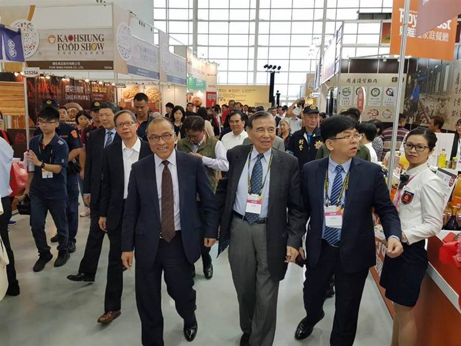 東元集團(tuán)會(huì)長黃茂雄（前排左二），引導(dǎo)高雄代理市長葉匡時(shí)（前排左一）等人，參觀東元展出的食品攤位。（圖／顏瑞田攝）