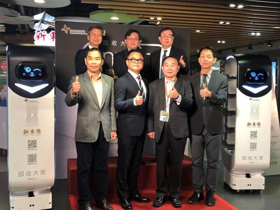東元與新東陽合作開發(fā)國內(nèi)首臺客制化餐盤回收機(jī)器人15日正式上工，圖后排右二為東元自動化暨智能系統(tǒng)事業(yè)部協(xié)理林勝泉、新東陽總經(jīng)理麥升陽(前排左二)、桃園國際機(jī)場董事長王明德(前排右二)、總經(jīng)理林祥生。（圖／沉美幸）