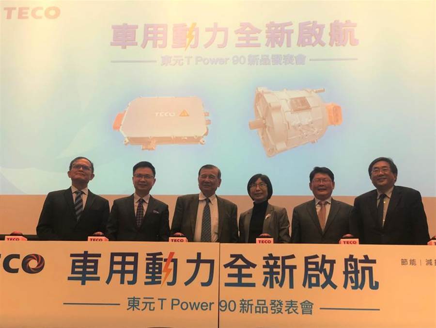 東元集團會長黃茂雄（左三）、東元董事長邱純枝（右三）、代理總經(jīng)理連昭志（右一）、與交通部次長黃玉霖（右二）與貿(mào)協(xié)董事長黃志芳（左二）、工研院所長胡竹生（左一），今日共同主持東元車用動力，全新啟航典禮。圖／沉美幸