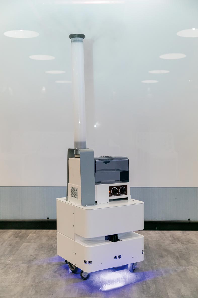 東元3日發(fā)表智慧UVC消毒防疫機(jī)器人，以3D列印技術(shù)，制作雙向360度全面向噴頭，進(jìn)行大面積的噴霧消毒。圖／東元提供