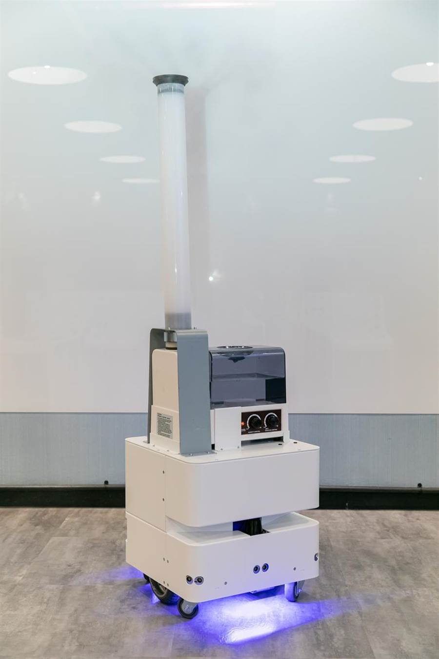 （東元3日發(fā)表智慧UVC消毒防疫機器人，以3D列印技術，制作雙向360度全面向噴頭，進行大面積的噴霧消毒。圖／東元提供）
