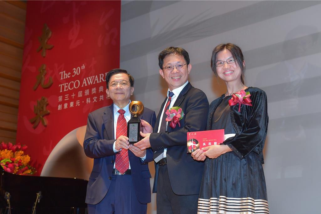 工研院副總暨資深技術(shù)專家吳志毅（中）獲頒第30屆東元獎(jiǎng)，工研院董事長(zhǎng)李世光（左）和吳志毅夫人（右）也一同祝賀。（工研院提供／羅浚濱新竹傳真）